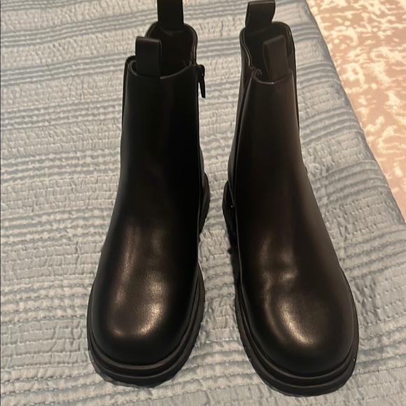 Black Chelsea Boots with Elastic Panels and Chunky Sole - Picture 1 of 5